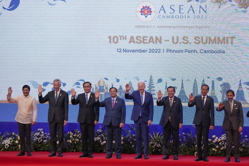 De izquierda a derecha, el presidente de Filipinas, Ferdinand Marcos, Jr., el primer ministro de Singapur, Lee Hsien Loong, el primer ministro de Tailandia, Prayuth Chan-ocha, el primer ministro de Vietnam, Pham Minh Chinh, el presidente de los Estados Unidos, Joe Biden, el primer ministro de Camboya, Hun Sen, el presidente de Indonesia, Joko Widodo, y Brunei El sultán Hassanal Bolkiah saluda para una foto grupal durante la cumbre ASEAN-EE.UU. en Phnom Penh, Camboya, el sábado 12 de noviembre de 2022.&nbsp;