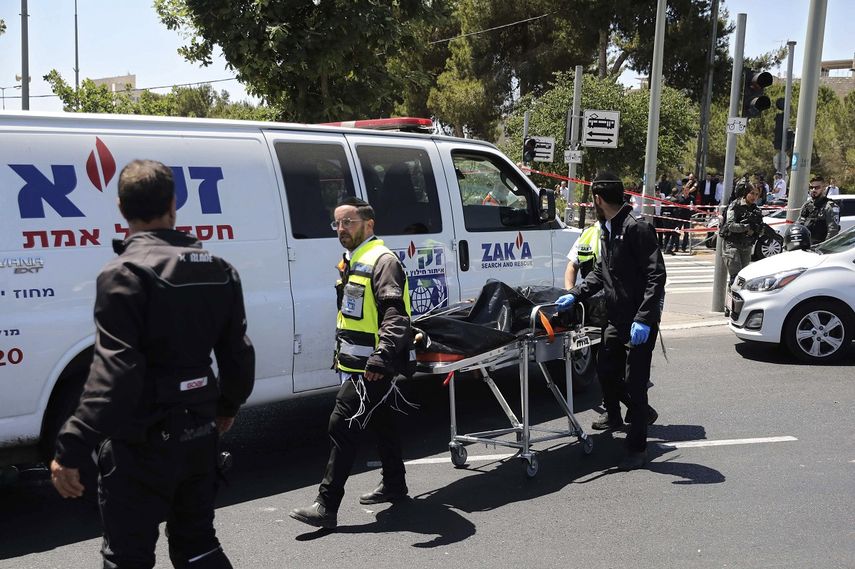 Rescatistas israelíes trasladan una persona en donde hubo un ataque en Jerusalén, el lunes 24 de mayo de 2021.&nbsp;