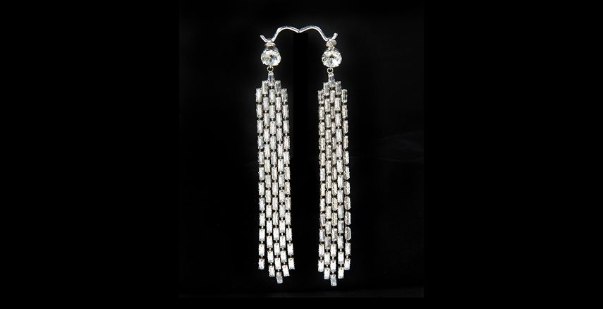 En esta imagen cortesía de la casa de subastas Juliens Auctions se ve un par de aretes con gemas artificiales que usó Marilyn Monroe en 1955 para asistir al estreno de una película en Hollywood y que se subastaron por 185.000 dólares. (AP)
