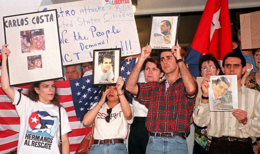 Familiares de Carlos Costa, Pablo Morales, Mario de la Peña y Armando Alejandre Jr., los pilotos y tripulantes desaparecidos de los aviones de Hermanos al Rescate derribados por Migs cubanos el 24 de febrero, sostienen fotografías de sus seres queridos en una misa celebrada el 25 de febrero de 1996 en una iglesia de Coconut Grove, Florida.&nbsp;