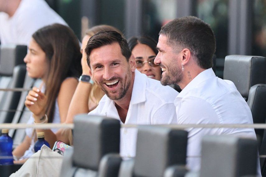 Lionel Messi #10 del Inter Miami CF y Rodrigo de Paul, nuevo fichaje del Inter Miami CF, sonríen en la banca durante el partido de la MLS entre el Inter Miami CF y el FC Cincinnati en el Chase Stadium el 26 de julio de 2025 en Fort Lauderdale, Florida.