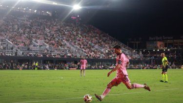Lionel Messi, del Inter Miami, patea el balón durante la primera mitad de un juego contra el Atlanta United, el 25 de octubre de 2024.
