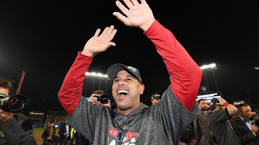 Cora se convirtió en el segundo latinoamericano en ganar un campeonato, después de que Ozzie Guillén lo lograra en el año 2005 con los Medias Blancas de Chicago. Además,&nbsp; es el primer dirigente novato en las Grandes Ligas en ganar la Serie Mundial desde que Bob Brenly lo hiciera en 2001.