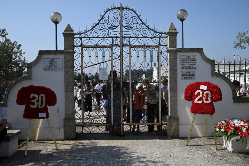 Guirnaldas en forma de camisas de fútbol adornan la entrada del cementerio en el que se realizó el funeral del exjugador del Liverpool, Diogo Jota, y su hermano, en Oporto, el 5 de julio de 2025.