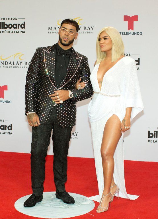 La pareja conformada por los cantantes Anuel y Karol G a su llegada a la antesala del show. 