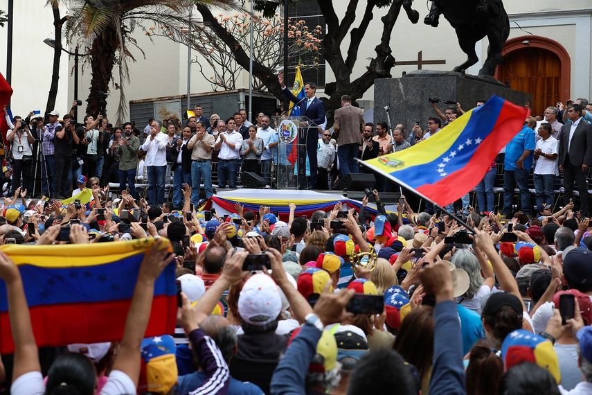 Una multitud de simpatizantes saluda al presidente encargado de Venezuela, Juan Guaidó, el 19 de abril de 2019 durante un cabildo abierto en el municipio de Chacao, perteneciente a Caracas.