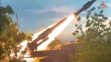 En esta imagen tomada de un video distribuido por el Ministerio de Defensa de Rusia el 25 de agosto de 2024, un sistema de misiles tierra aire Buk-2M autopropulsado de alcance medio dispara un proyectil contra objetivos aéreos en un lugar no revelado de Ucrania.&nbsp;