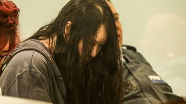 Hakyung Lee mira hacia abajo durante su sentencia a cadena perpetua por el asesinato de sus dos hijos, cuyos cuerpos fueron encontrados dentro de maletas en un almacén, en el Tribunal Superior de Auckland, Auckland, Nueva Zelanda, el 26 de noviembre de 2025. Una madre que asesinó a sus dos hijos y los metió en maletas guardadas en un almacén fue condenada el 26 de noviembre a cadena perpetua en Nueva Zelanda. Hakyung Lee, ciudadana neozelandesa originaria de Corea del Sur, fue declarada culpable a principios de este año del asesinato de sus hijos en un crimen espantoso conocido como los asesinatos de las maletas del país. El juez del Tribunal Superior Geoffrey Venning condenó a Lee a cadena perpetua con un mínimo de 17 años sin libertad condicional, alegando que había asesinado a niños particularmente vulnerables.