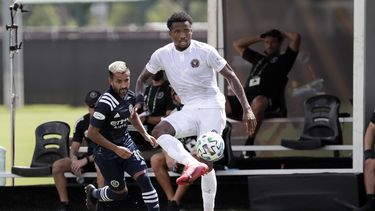 Alvas Powell (der.) del Inter Miami despeja el bal&oacute;n frente a Maximiliano Moralez del New York City FC en Kissimmee, Florida, el lunes 20 de julio de 2020.&nbsp;
