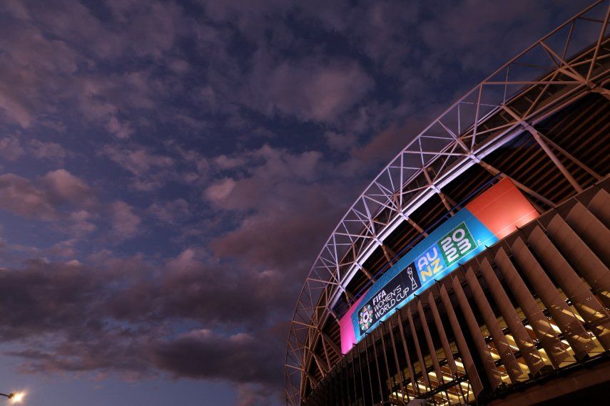 El material promocional para el torneo de fútbol de la Copa Mundial Femenina se exhibe fuera del Estadio Australia, también conocido como Estadio Olímpico, en Sydney el 18 de julio de 2023. &nbsp;