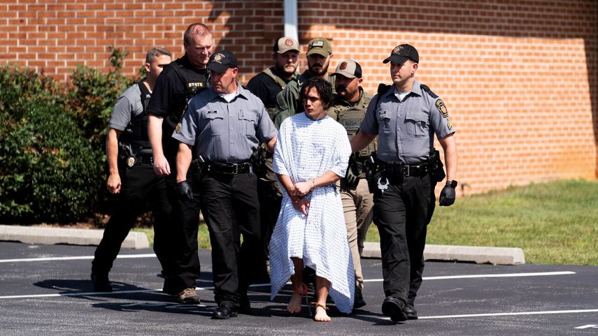 Agentes de la policía escoltan a Danelo Cavalcante en Avondale, Pensilvania, el miércoles 13 de septiembre de 2023.&nbsp;