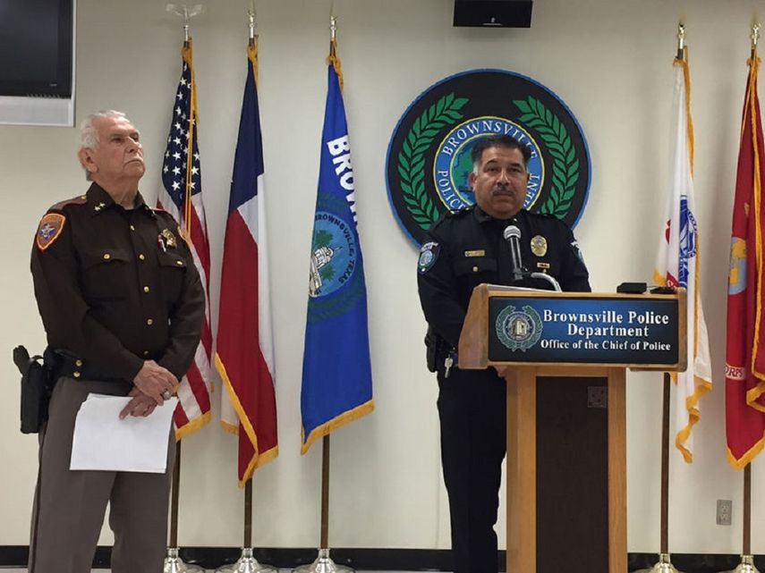 Orlando Rodríguez, jefe de la Policía de Brownsville, detalló que el reo al llegar a&nbsp;la clínica pediátrica ABC y bajarse del transporte que lo trasladaba atacó con una puntilla filosa a un guardia de seguridad.