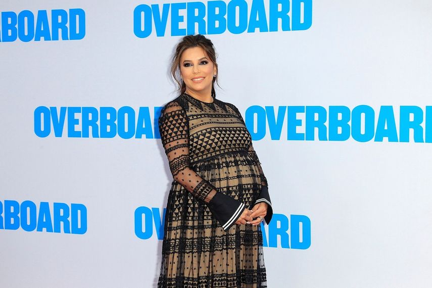 Eva&nbsp;Longoria&nbsp;posa a su llegada al preestreno de la película Overboard en Los Angeles.
