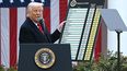 El presidente de Estados Unidos Donald Trump muestra una lista de aranceles que países le cobran a EEUU y las propuestas de su gobierno para enfrentarlos, muy por debajo de las imposiciones extranjeras.