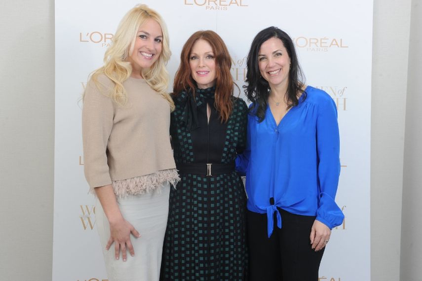 La actriz y embajadora de L’Oréal Paris, Julianne Moore, posa junto a las homenajeadas Kaitlin Roig-DeBellis and Phyllis Sudman durante la celebración del décimo aniversario de Women of Worth. (L´ORÉAL PARIS). 