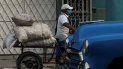 Un hombre usa mascarilla mientras traslada productos en su bicicleta en una calle de La Habana. Un hombre usa mascarilla mientras traslada productos en su bicicleta en una calle de La Habana.