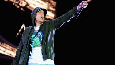 Acompañando a la imagen, Eminem escribió la frase 11 años, still not afraid (todavía sin miedo), en referencia a la canción Not afraid, en la que relata su batalla contra las&nbsp;drogas&nbsp;recetadas.