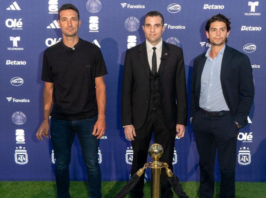 Director Comercial de AFA, Leandro Petersen; Lionel Scaloni, director técnico de Argentina, y Nicoló Zini, vicepresidente de Desarrollo Comercial del Comité Organizador de la Copa Mundial de la FIFA 2026 en Miami