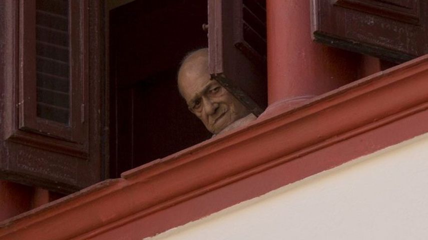 Un anciano cubano asomado en el Hogar Alfredo Gómez Gendra, de Centro Habana.&nbsp;