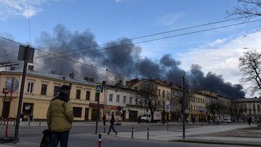 El humo oscuro se eleva luego de un ataque aéreo en la ciudad de Lviv, en el oeste de Ucrania, el 18 de abril de 2022. Una serie de ataques rusos poderosos contra la infraestructura militar en Lviv el 18 de abril de 2022, dejó varios muertos y provocó incendios en el oeste de Ucrania. ciudad que se ha librado de feroces combates.