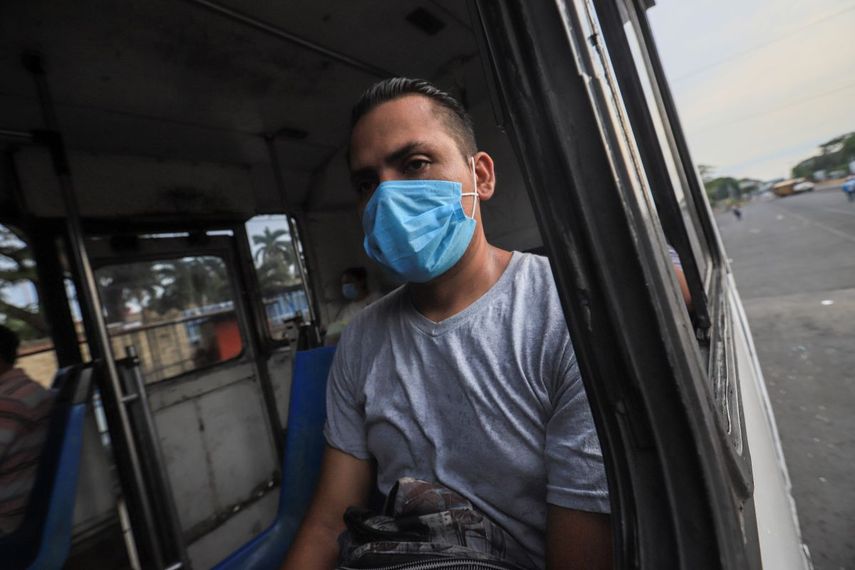 Un hombre usa mascarilla para evitar el contagio del COVID-19 cuando viaja en un camión el lunes 11 de mayo de 2020 para ir a su casa en Managua, Nicaragua.