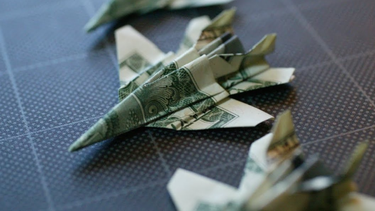 Aviones de papel hechos con dólares