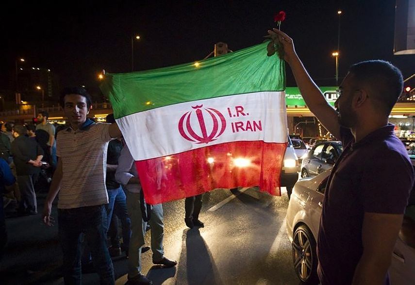 Iraníes celebran en las calles tras alcanzarse el acuerdo nuclear con las potencias mundiales, en Teherán. (REUTERS)