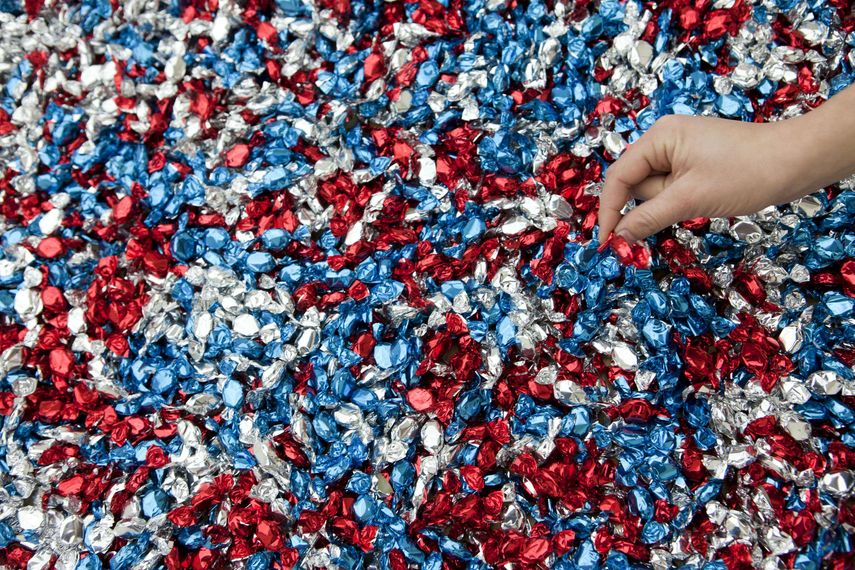 Detalle de la obra Sin título (USA Today) 1990 de Félix González-Torres, en la exposición Objetos específicos sin forma específica en el Museo de Arte Moderno MMK de Fráncfort del Meno, Alemania.&nbsp;