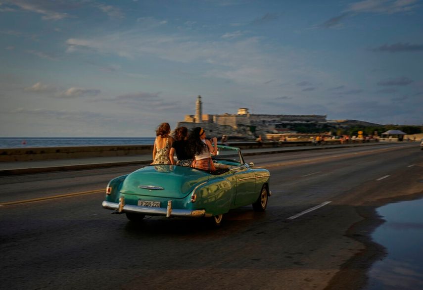 Turistas dan un paseo por el Malecón en un automóvil estadounidense antiguo en La Habana, Cuba. El gobierno de Joe Biden anunció que ampliará los vuelos a Cuba y levantará las restricciones de la era de Donald Trump sobre las remesas que los inmigrantes pueden enviar a la isla.