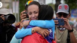 La líder opositora María Corina Machado abraza a una joven simpatizante mientras hace campaña por el candidato presidencial Edmundo González, en Maturín, Venezuela, el sábado 20 de julio de 2024