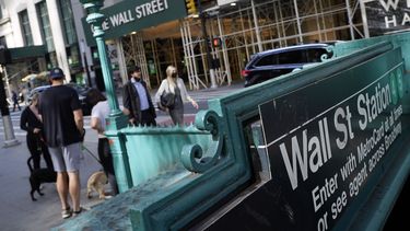 En esta fotografía de archivo del 16 de junio de 2021, varias personas caminan por Broadway en Wall Street en Nueva York. &nbsp;