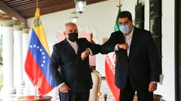 Imagen del folleto publicado por la presidencia venezolana que muestra al presidente de Venezuela, Nicolás Maduro (derecha) chocando con el ministro de Relaciones Exteriores de la República Islámica de Irán, Javad Zarif (izquierda) en el Palacio de Miraflores en Caracas, el 5 de noviembre de 2020. Zarif dijo el jueves que su país estará del lado de Venezuela ante las sanciones de Estados Unidos contra ambos países.