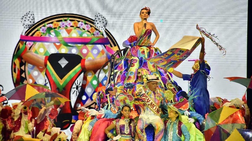 Durante este evento oficial, la reina Carolina Segebre Abudinén, lideró con más de 600 artistas un espectáculo que rindió homenaje a los cien años del natalicio de la cantante y compositora Esthercita Forero.
