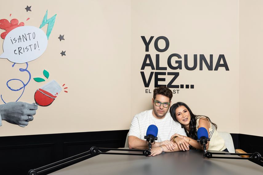 Carlos Enrique Gómez y Angie Picón presentan el podcast Yo Alguna Vez.&nbsp;