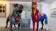 Dos de las esculturas que forman parte de la exposición en el Paseo de los Perros y los Gatos, en el Bayfront Park.