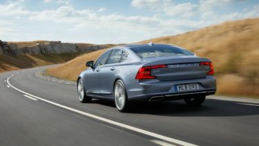 El S90 monta tres motorizaciones, todas basadas en bloque de 4 cilindros.