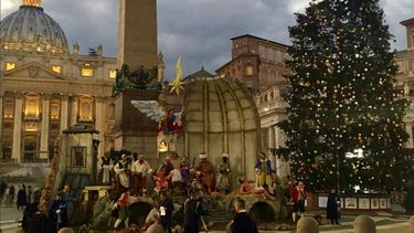El árbol, un abeto rojo, tiene una altura de 28 metros y ha sido donado por la archidiócesis de Elk, en Polonia.