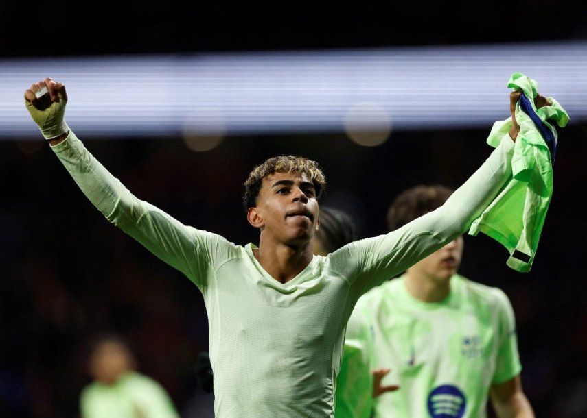 El atacante del Barcelona, Lamine Yamal, celebra tras anotar el tercer gol de su equipo en un partido, el 16 de marzo de 2025.