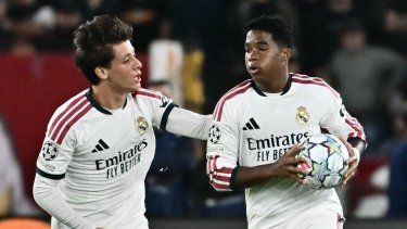 El delantero brasileño del Real Madrid #09 Endrick celebra el tercer gol de su equipo con el centrocampista turco #15 del Real Madrid, Arda Guler, durante el partido de fútbol de la UEFA Champions League - 1a ronda del día 2 entre AS Roma y Real Madrid en el Estadio Olímpico de Roma el 14 de octubre de 2026.