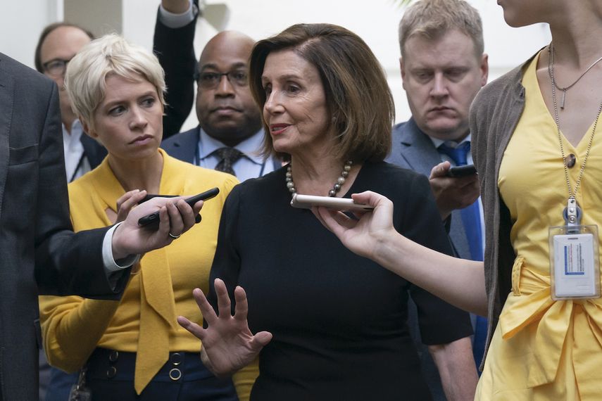 La presidenta de la C&aacute;mara de Representantes, Nanci Pelosi, es rodeada por la prensa antes de reunirse con su bancada dem&oacute;crata en el Capitolio, en Washington, tras declarar que abrir&aacute; una pesquisa tendente a un juicio pol&iacute;tico contra el presidente Donald Trump, el mi&eacute;rcoles 25 de septiembre de 2019.
