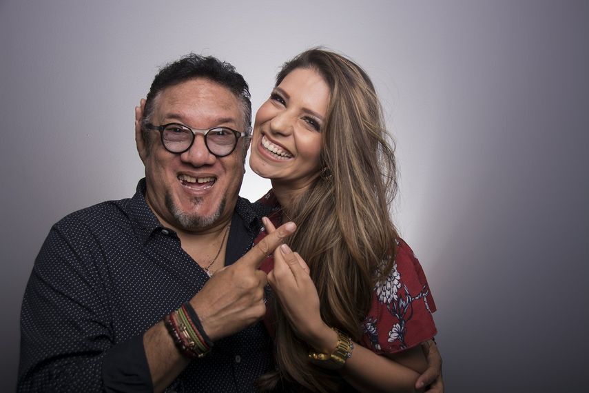 El comediante cubano Enmanuel Sabater y la presentadora venezolana Gaby Dall.&nbsp;
