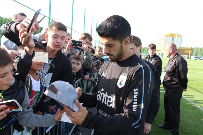 Tras la práctica, Luis Suárez firmó autógrafos y compartió con los aficionados.