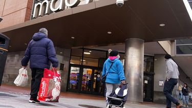 Clientes se dirigen a la entrada de una de las tiendas de Macys en Boston.