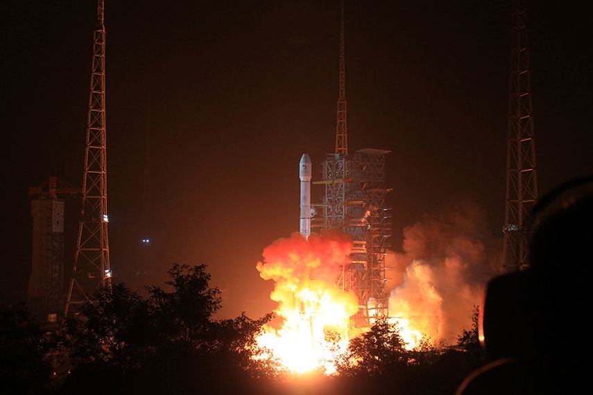El cohete Larga Marcha 3B que lleva una sonda lunar Chang E-3 en una foto difundida por la agencia oficial de noticias Xinhua el lunes 2 de diciembre. (AP)
