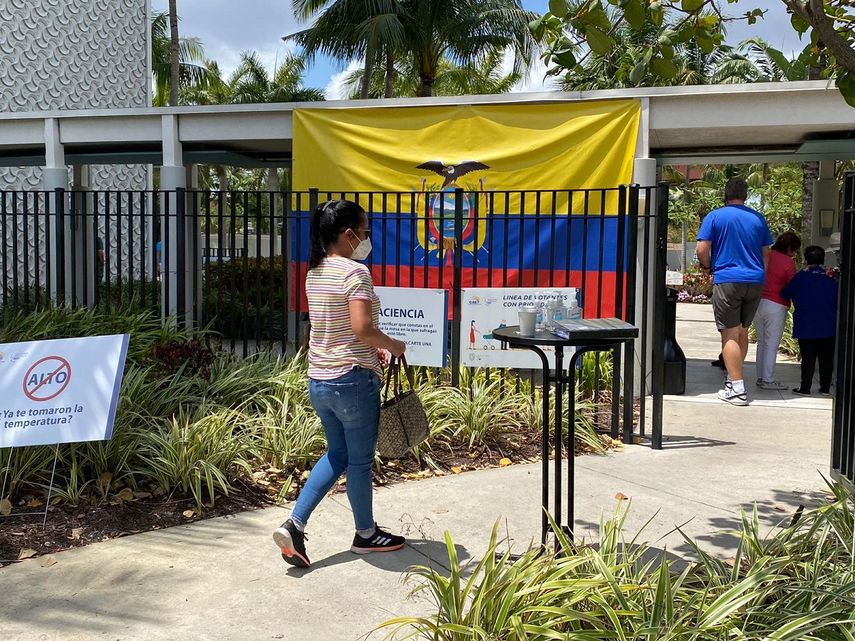 Ecuatorianos residentes del sur de la Florida participaron en las elecciones de su país desde el centro electoral habilitado en la ciudad de Miami.&nbsp;