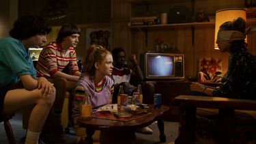 Creada por Matt y Ross Duffer, la tercera temporada de ocho episodios de Stranger Things se desarrolla durante el verano de 1985 en Hawkins, Indiana.