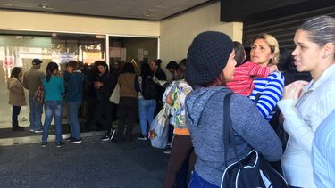 Emigrantes venezolanos hacen fila este para abordar alguno de los aviones que se dirigen a Caracas.