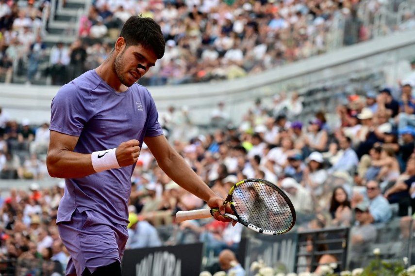 El español Carlos Alcaraz celebra un punto contra el ruso Karen Khachanov durante su partido individual masculino en el torneo de tenis ATP Roma Open, en el Foro Itálico de Roma, el 13 de mayo de 2025.&nbsp;