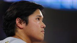 Shohei Ohtani, de los Dodgers de Los Ángeles, observa desde el banquillo durante la octava entrada del sexto partido de la Serie Mundial 2025 contra los Azulejos de Toronto, disputado en el Rogers Center, el 31 de octubre de 2025 en Toronto, Ontario.