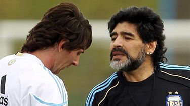 Maradona y Messi durante el mundial de 2010 (EFE)